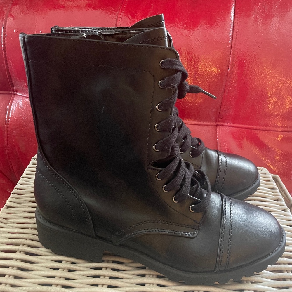 New with tag Arizona Jean Company Memory Foam Combat Boots Black